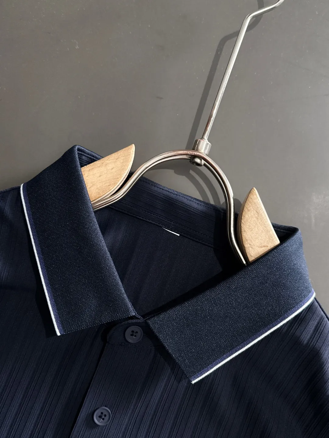 🅿️330 shipped next day, high quality Stone lsland/Stone Island 25ss spring and summer new high-definition POLO lapel T-shirt. Made with machines imported from Italy. It is truly the most luxurious and high-quality product. It is made of combed and heavyweight fabrics. High-strength and high-weight fabrics feel substantial when weighed. The upper body is also more textured than ordinary T-shirts and is not easy to deform. This texture can cope with the weather. It absorbs sweat and is breathable, suitable for both hot and cold! Perfectly produced with reference to the original stitch and stitch! The loose fit design is super noble. Custom-woven signature ribbed collar, cuffs, and hem. Really rare and rare goods Size: M-XXXL